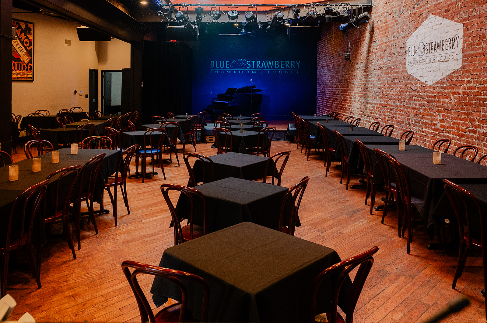 https://www.bluestrawberrystl.com/private_events/3.jpg